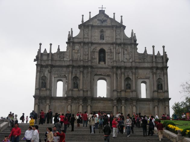 観光客で溢れる聖ポール天主堂跡
